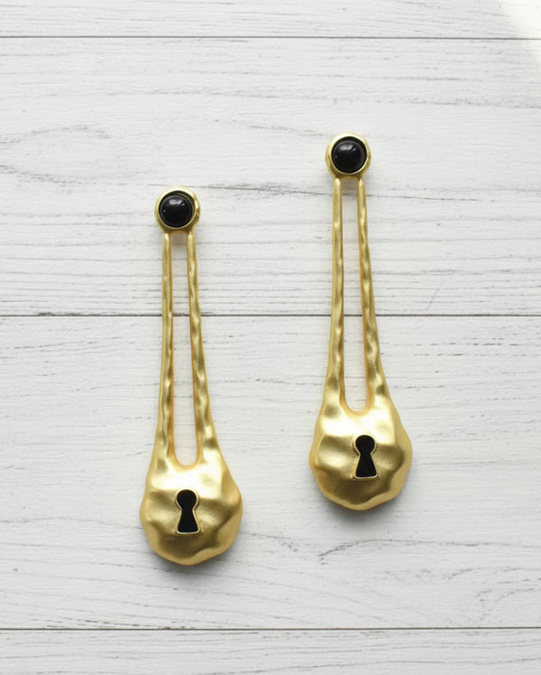 Keyhole Dangle Drop